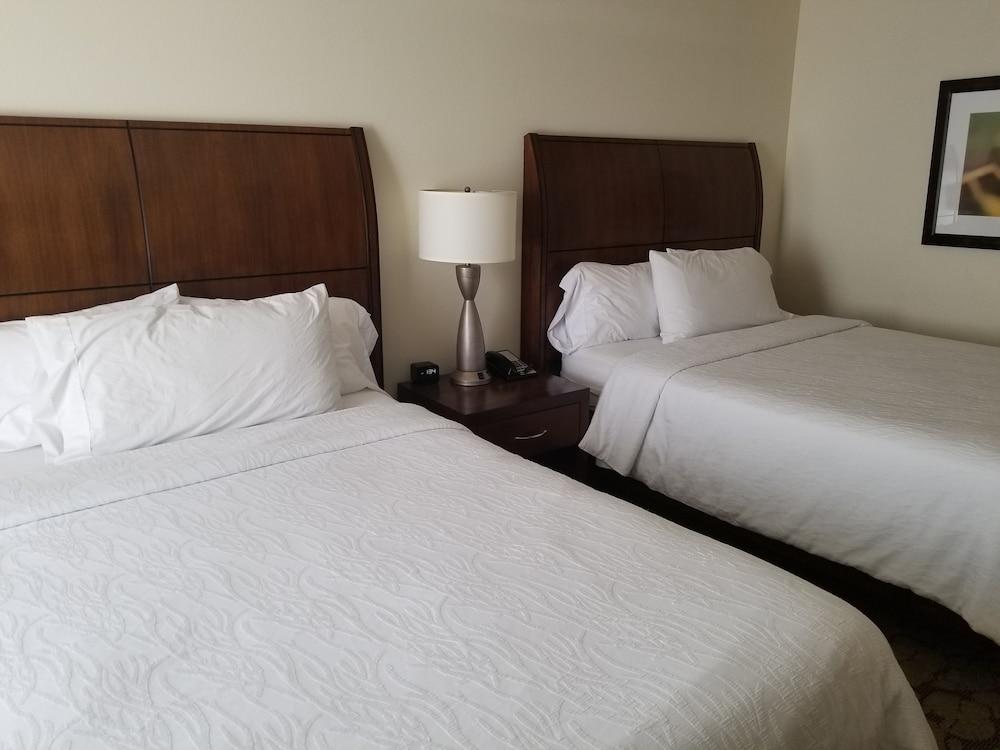 Hilton Garden Inn Oxnard/Camarillo מראה חיצוני תמונה